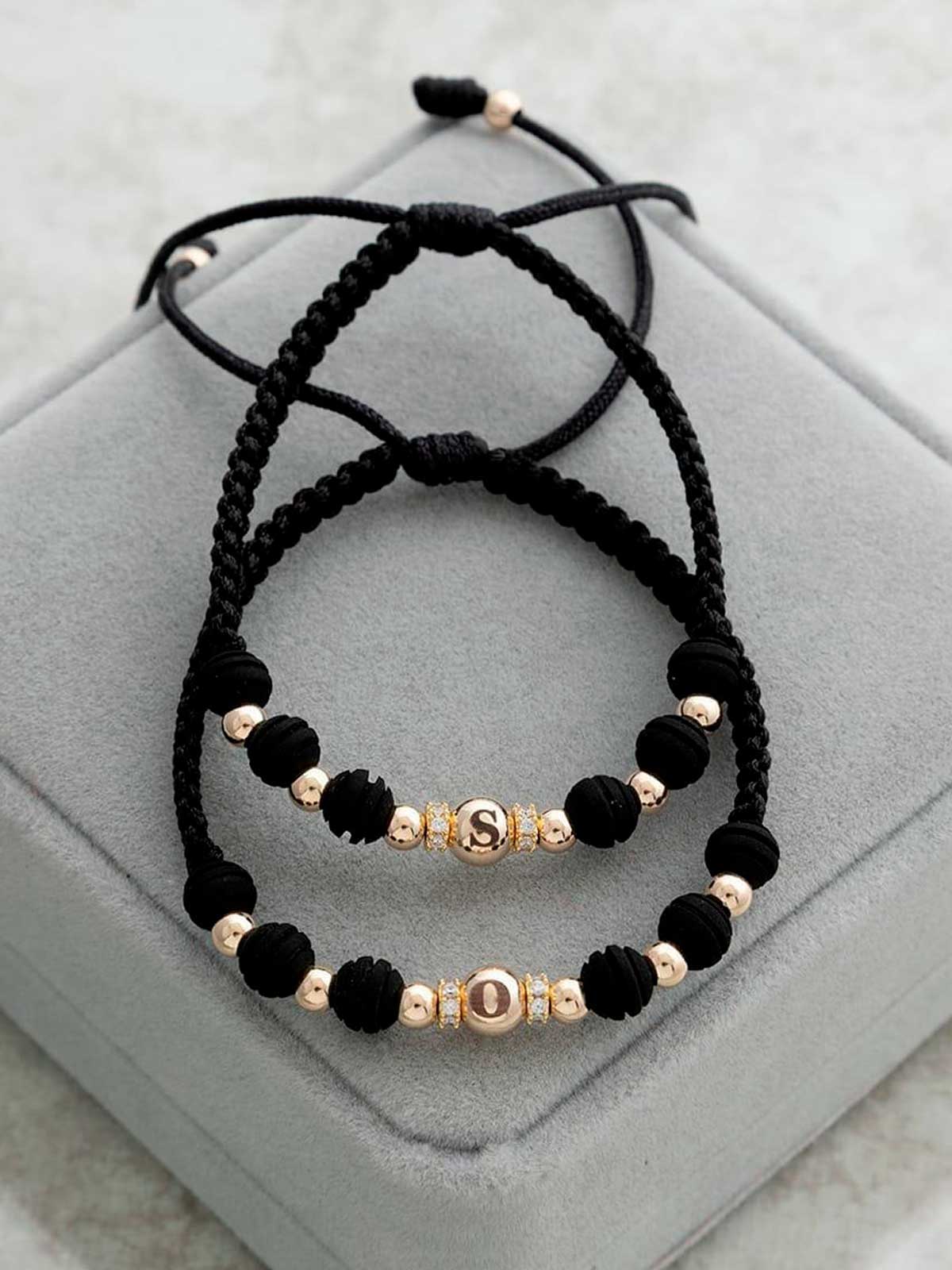 2 Manillas con iniciales personalizadas + Empaque personalizado