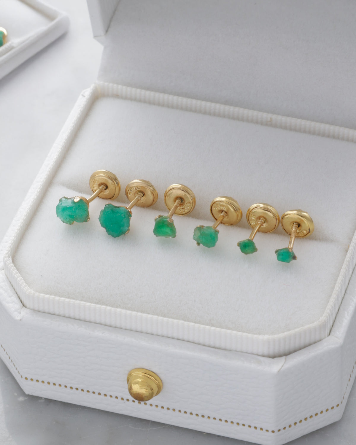 Aretes Esmeralda Natural + Empaque con Luz