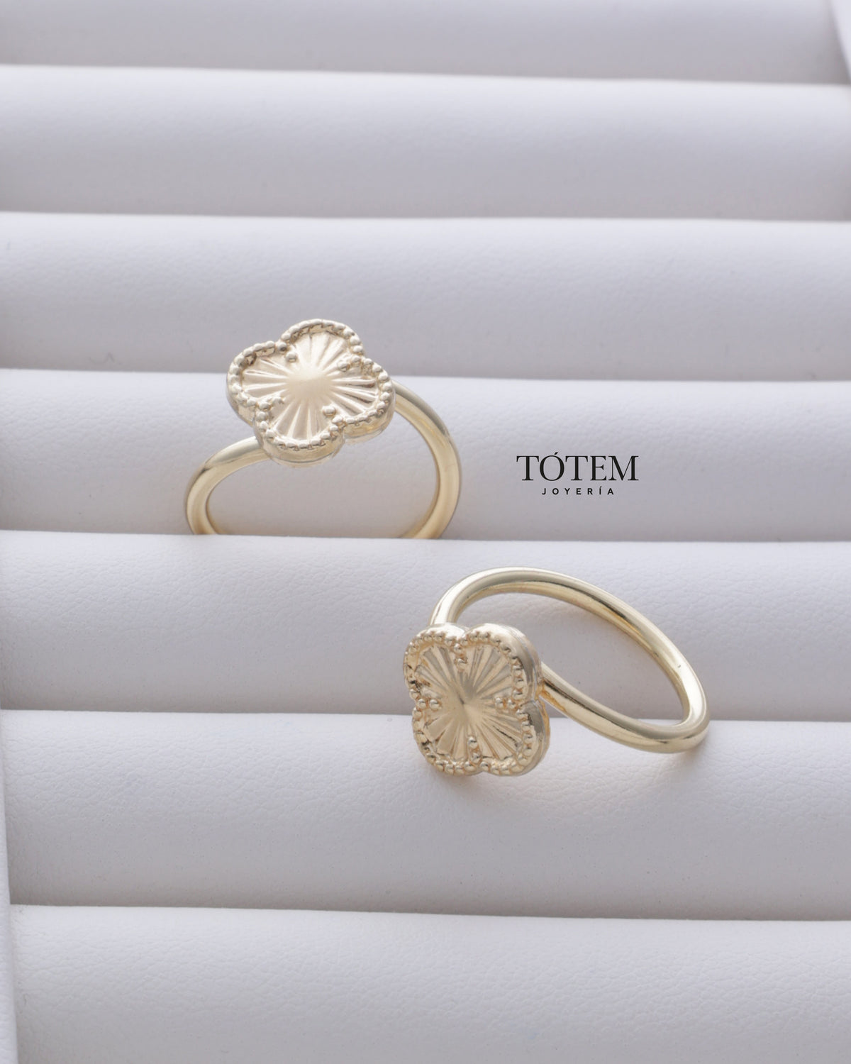 Anillo trébol diamantado ajustado