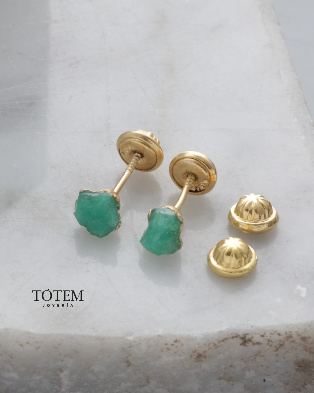 Aretes Esmeralda Natural + Empaque con Luz