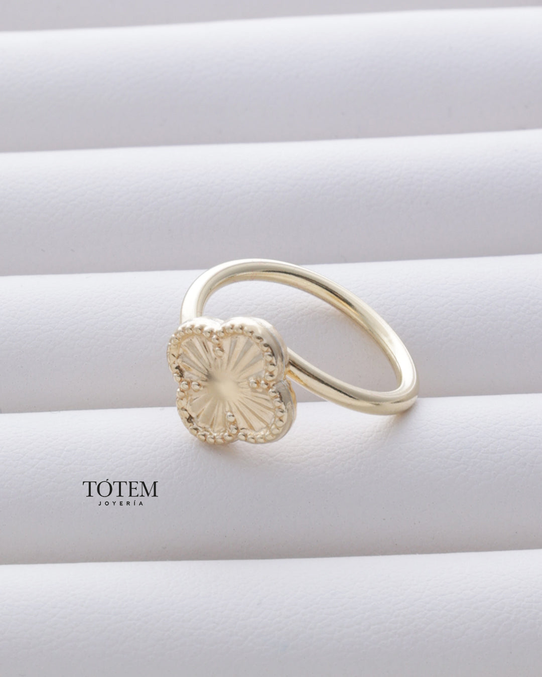 Anillo trébol diamantado ajustado