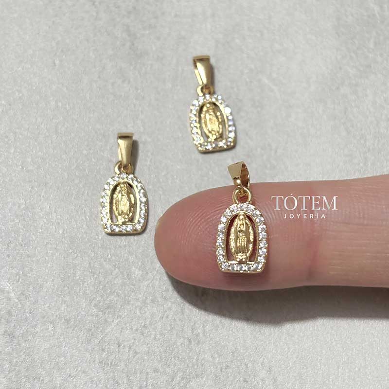 Dije Guadalupe rectangular con zircones 11mm