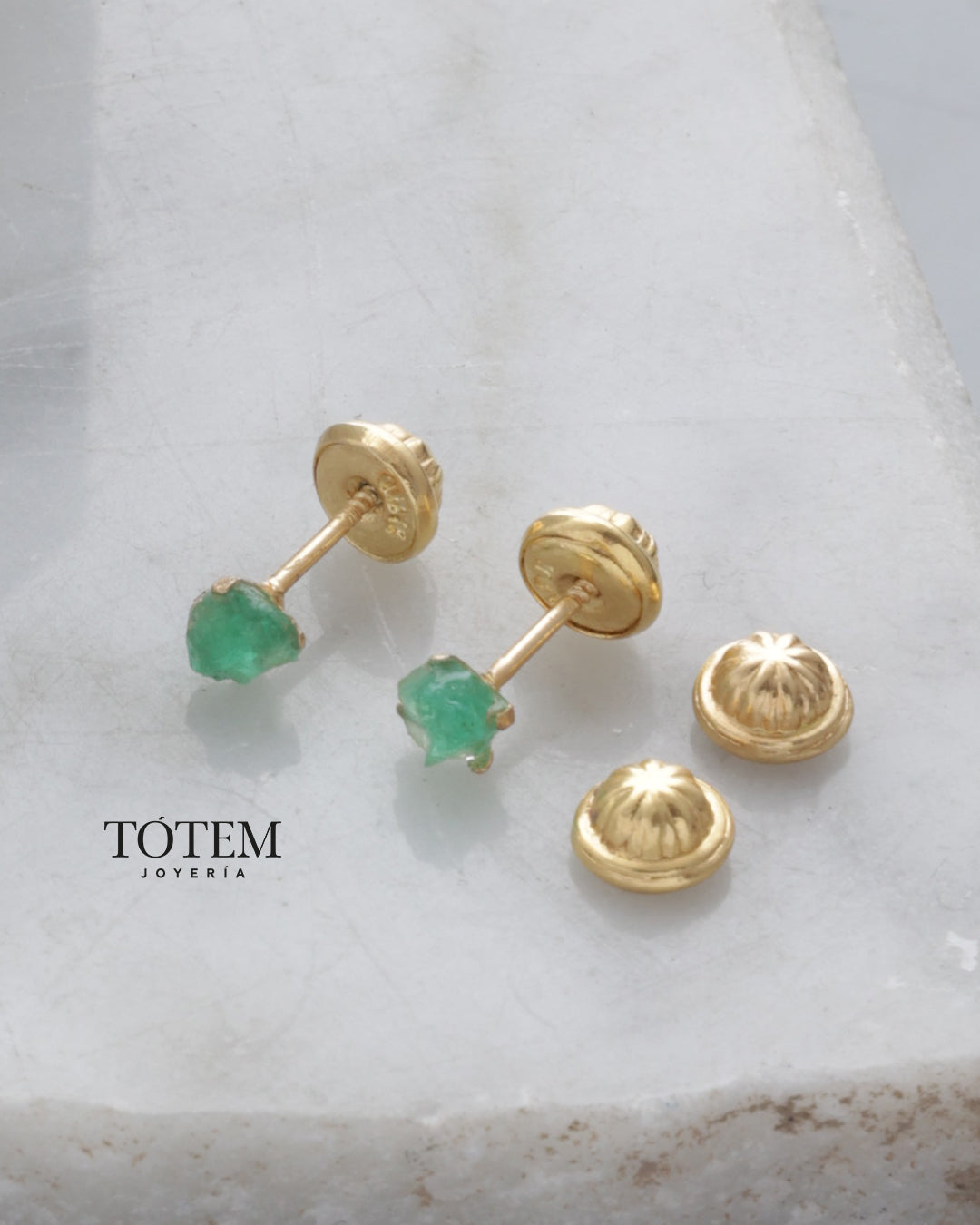 Aretes Esmeralda Natural + Empaque con Luz